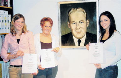 Marlene Rüegg, Tanja Mettler et Sandra Ottiger devant le portrait de Hermann Herzer